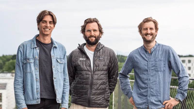 Die drei Gründer von klarx auf der Dachterasse des Büros