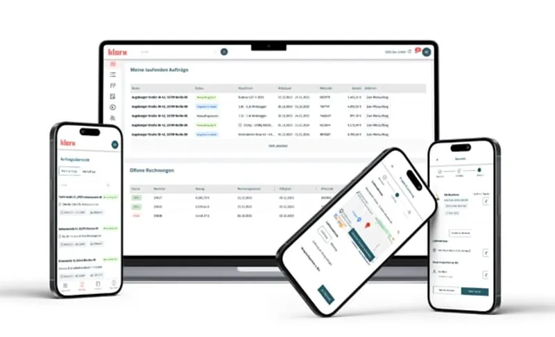 Ein Laptop und drei Smartphones auf denen die App klarxMANAGER geöffnet ist um Baumaschinen digital zu mieten